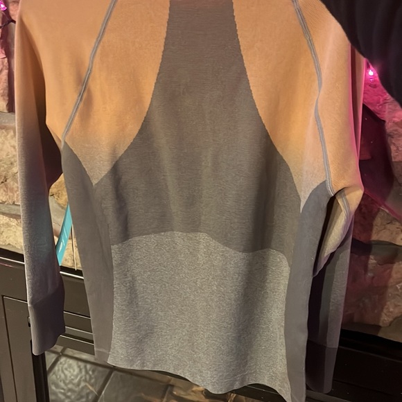 NWT ROXY DRY FIT , seamless shirt m/l , gray & peach color - Picture 3 of 4